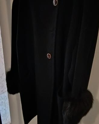 Cappotto con collo di pelliccia 