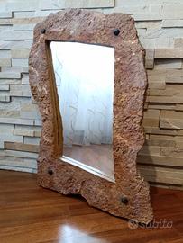 vecchio specchio con cornice in pietra antica 