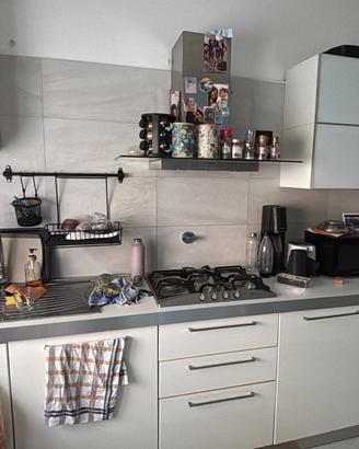 Cucina lineare + Parete attrezzata soggiorno moder