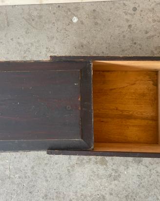 Cassa antica in legno con coperchio scorrevole