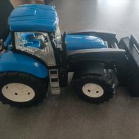 Trattore blu New Holland adriatic