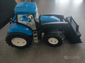 Trattore blu New Holland adriatic