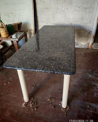 tavolo in granito 