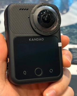 Kandao Qoocam 3 Ultra 360 action cam con accessori