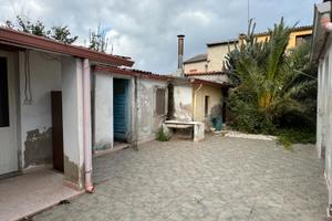 Decimoputzu. Ampia indipendente con cortile