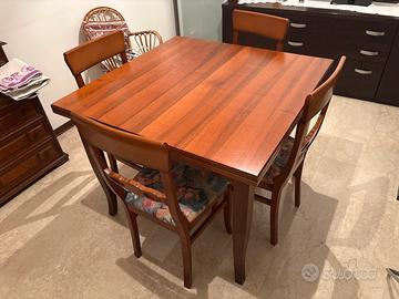 Tavola in noce con 4 sedie