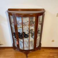 Vetrinetta inglese in radica laccata a mezza luna