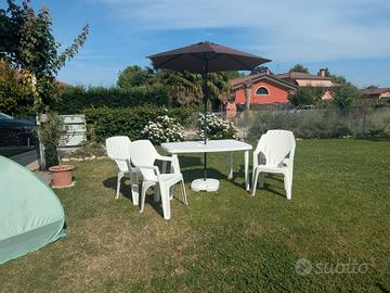 Set 4 posti in plastica resistente tavolo, sedie ,