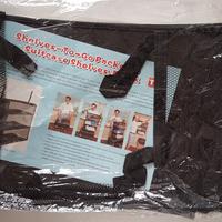 Scaffale da viaggio per vestiti nuovo