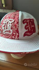 cappello bianco e rosso 