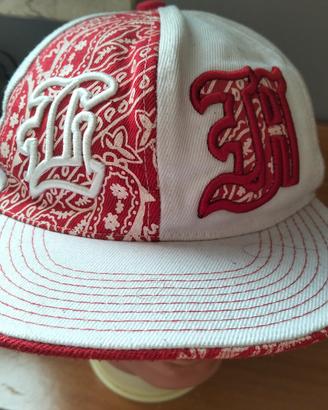 cappello bianco e rosso 