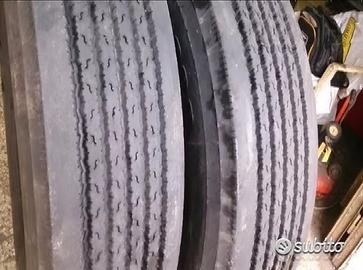 Coppia pneumatici usati 385 65 22.5 Bridgestone