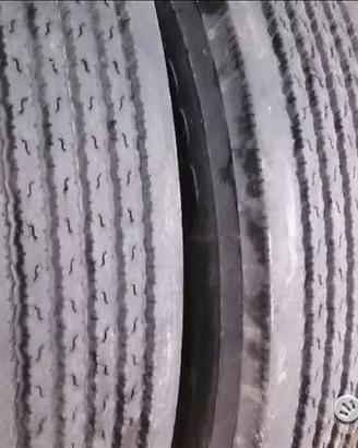 Coppia pneumatici usati 385 65 22.5 Bridgestone
