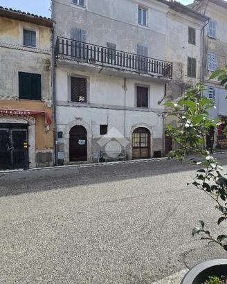 2 LOCALI A ACUTO