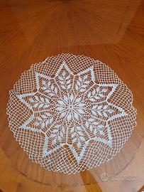 centrino ricamato a mano a ago