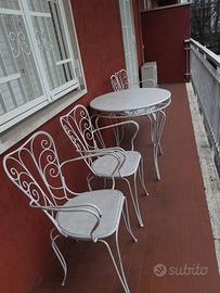 Tavolo e sedie da giardino