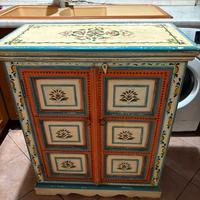 particolarissimo mobilino decorato,