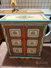 particolarissimo mobilino decorato,