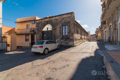 Indipendente con cortile in comune 49-372