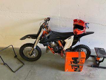 KTM 65 SX (2019) + Accessori, Sollevatore e Casco