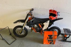 KTM 65 SX (2019) + Accessori, Sollevatore e Casco