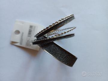 Gruppo di cinque braccialetti.