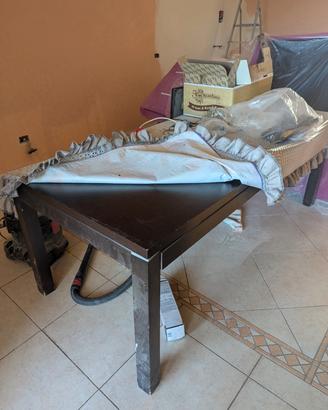 Tavolo ,  2 divani e puff