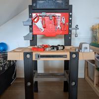 Banco da lavoro con attrezzi