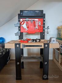 Banco da lavoro con attrezzi