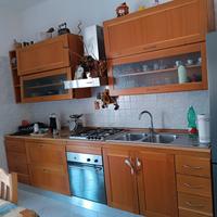 Cucina in legno con elettrodomestici mai usati