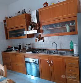 Cucina in legno con elettrodomestici mai usati