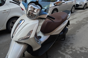 Piaggio Beverly 300 - Bianco Perla (2020) - Com