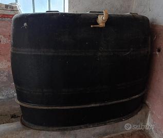 Tino in vetroresina per vino da 8,5 quintali