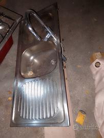 lavello da cucina e piano cottura 