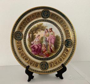 Piatto in porcellana con filigrana in oro. 1940.