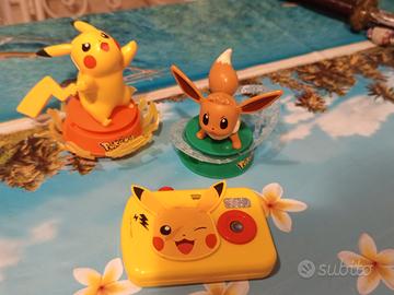 2 personaggi rotanti Pokemon e macchina fotografic
