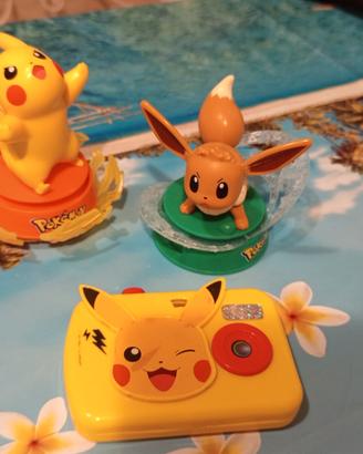 2 personaggi rotanti Pokemon e macchina fotografic