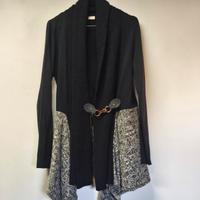maglione scialle con gancio dorato 