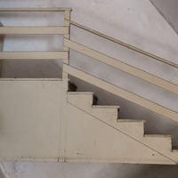 scala in legno, una rampa e pianerottolo