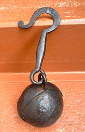 Palla di cannone originale antica trasformata