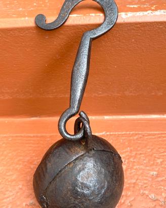 Palla di cannone originale antica trasformata