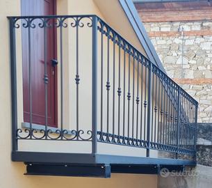 Balconcino in ferro lavorato 