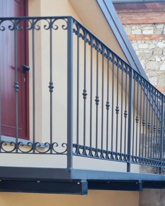 Balconcino in ferro lavorato 