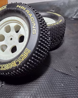 Treno di gomme bellissime e nuove e alcuni cerchi