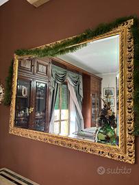 Specchio con cornice simil oro