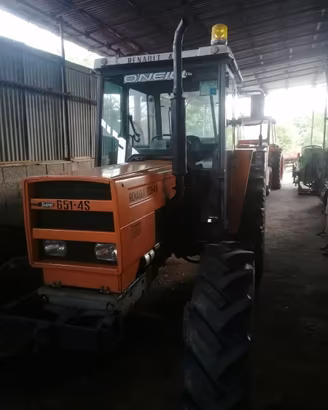 Trattore Renault 651-4S 4 ruote motrici
