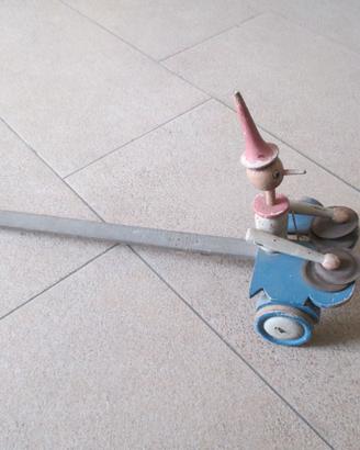 Antico e raro giocattolo in legno Pinocchio