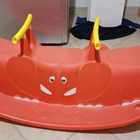 Dondolo da giardino per bambini.