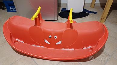 Dondolo da giardino per bambini.