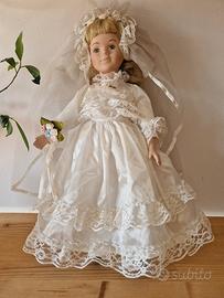 Bambola vintage in abito da sposa